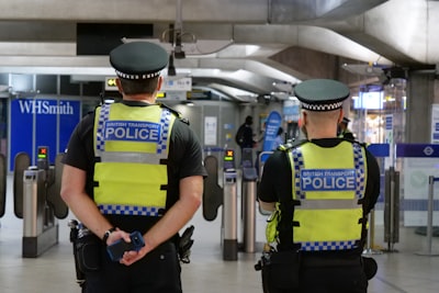 نادي ليفربول لكرة القدم: تاريخ عريق وشغف لا ينتهي  ليفربول هو أحد أكثر الأندية شهرة وتأثيراً في عالم كرة القدم، ليس فقط في إنجلترا ولكن على مستوى العالم. تأسس النادي في عام 1892، ويقع في مدينة ليفربول، وهي مدينة ذات تاريخ غني وتراث ثقافي عميق. على مر السنين، أصبح ليفربول رمزاً للعزيمة والعمل الجماعي، حيث جمع بين الشغف الكروي والتاريخ العريق.